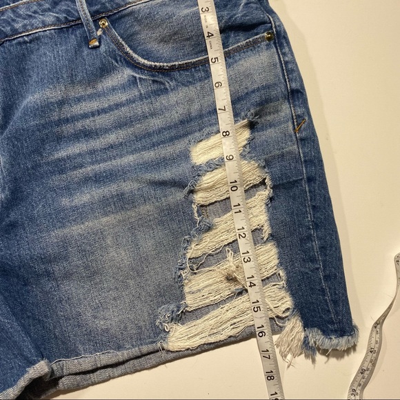 Good American 100% Cotton Bombshell Cutoff Distressed Jeans Shorts NWT Size 24 - Picture 15 of 15